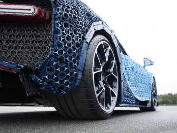 Bugatti Chiron z klocków LEGO w skali 1:1